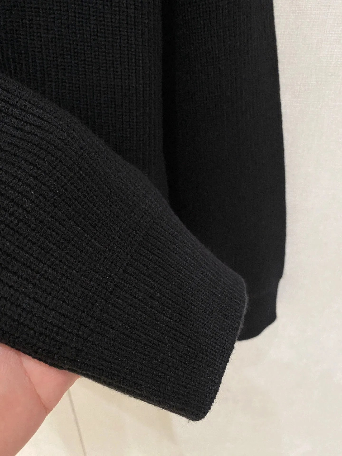 🅿️540 【LV Louis Vuitton】Autumn and winter classic cardigan sweater, in full condition! ! ! Wool blended fabric, the latest model in 2025, golden ratio! ! Slim-fitting soft gold, versatile and practical item, the combination and practicality are extremely powerful, simple and elegant, and classy! To create your own style, it is highly recommended to buy it in two colors. The standard slim fit tailoring process is suitable for both young and old men. It is knitted from wool and will not cause any discomfort! While keeping warm, it is stylish, textured and wearable, and the classic logo with contrasting colors on the chest feels in place! ! Recommended for regular customers! ! Size M-3XL (maximum wear: 190 pounds)